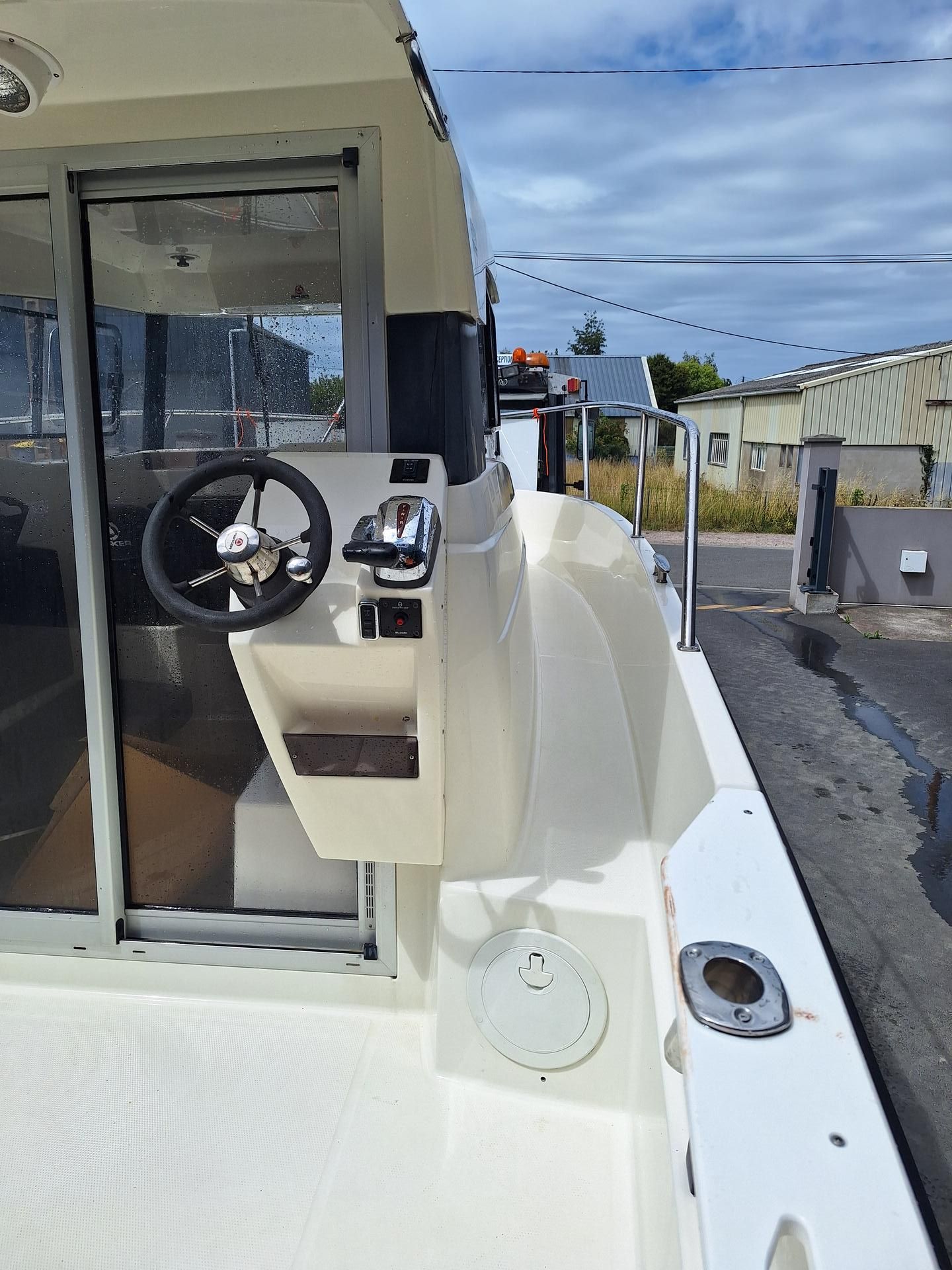 slider 5 Parker  660 Pilothouse